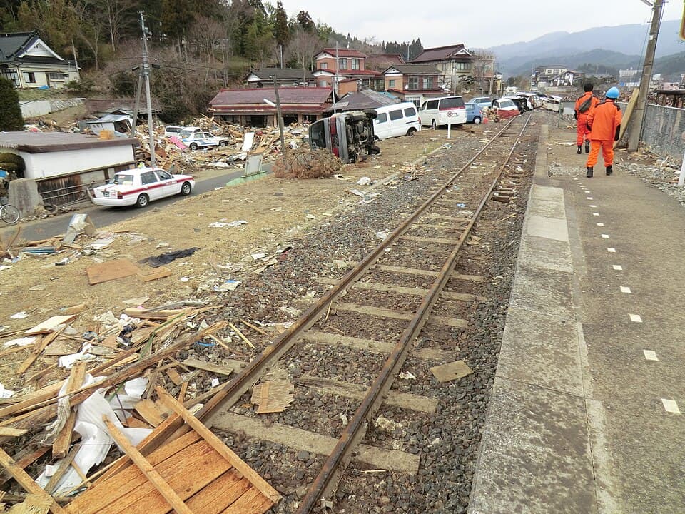 鹿折唐桑駅の震災後のホームと線路