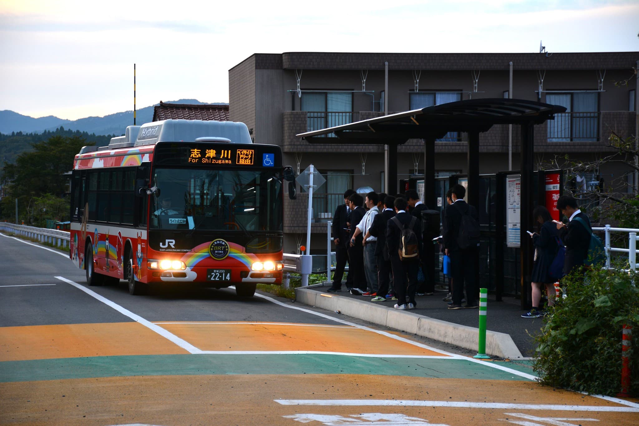 気仙沼線BRTの不動の沢駅に停車するバス